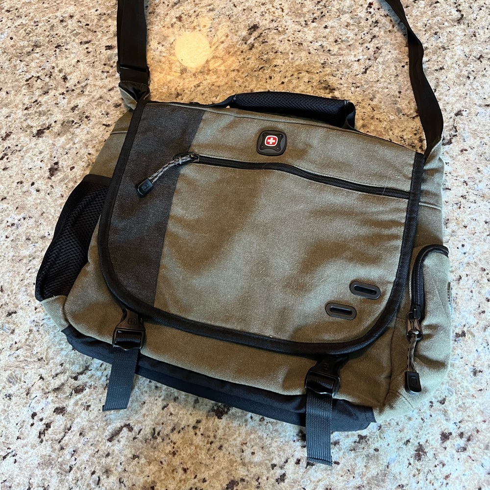 Swiss GearMessenger Bag